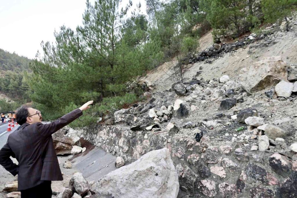 Kaya Düşmesi̇ Ve Heyelan Ri̇ski̇ne Karşı Önlem Alınıyor