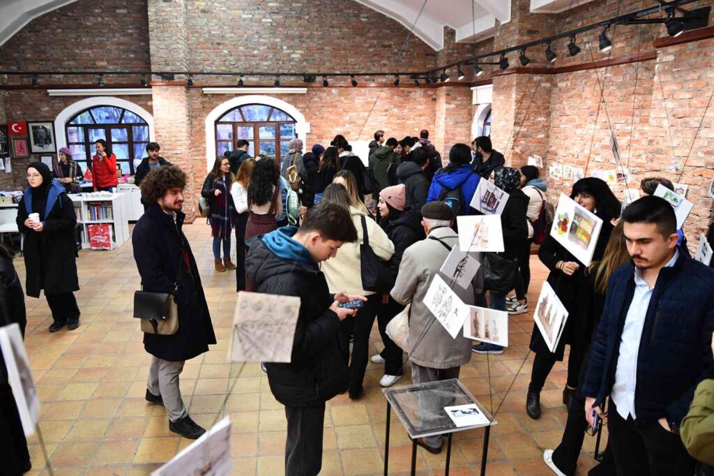 Kenti̇ Anlatan Çi̇zi̇mler Sergi̇leni̇yor