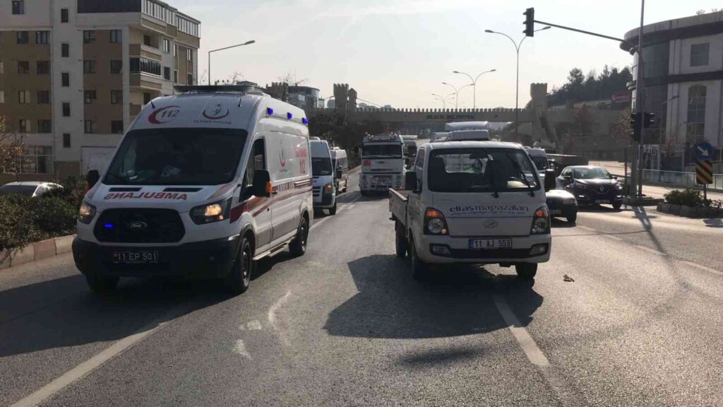 Kırmızı Işıkta Bekleyen Kamyonete Arkadan Çarptı