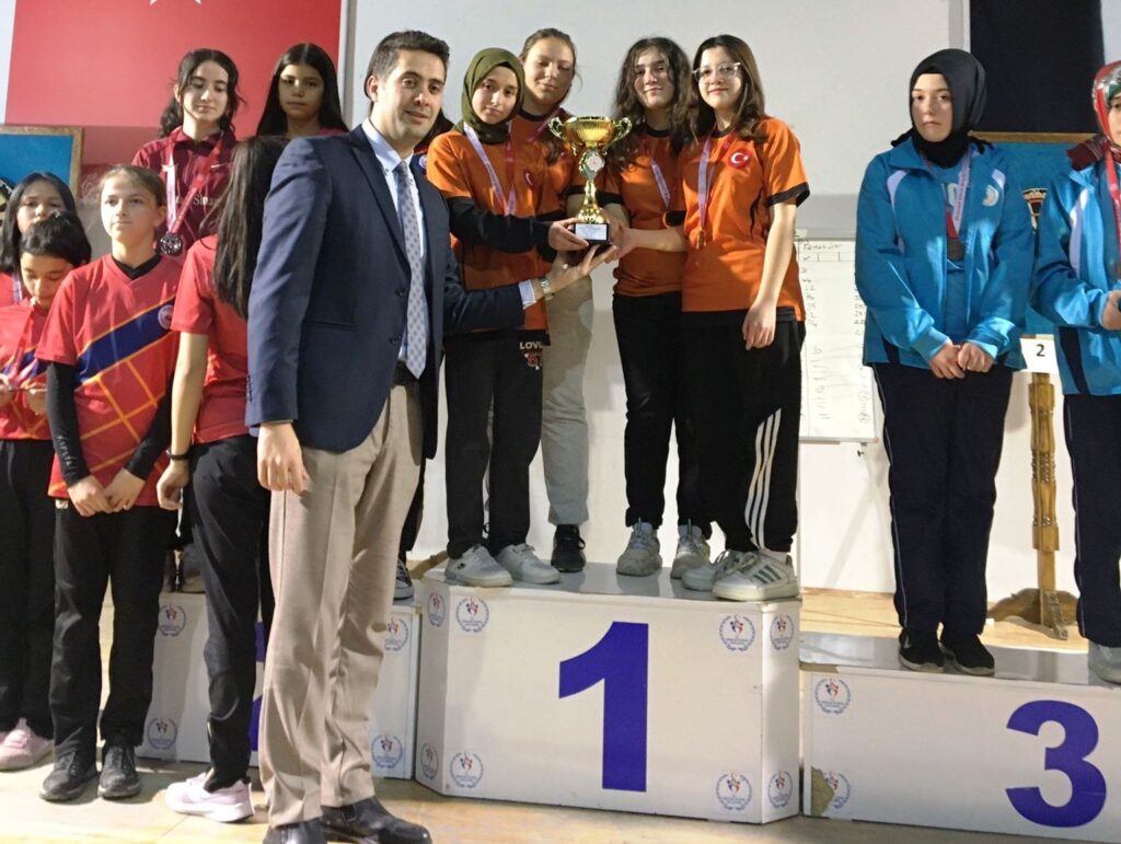 Köprüören Tek Termi̇k Ortaokulu Dart Yarışmasında İl Bi̇ri̇nci̇si̇