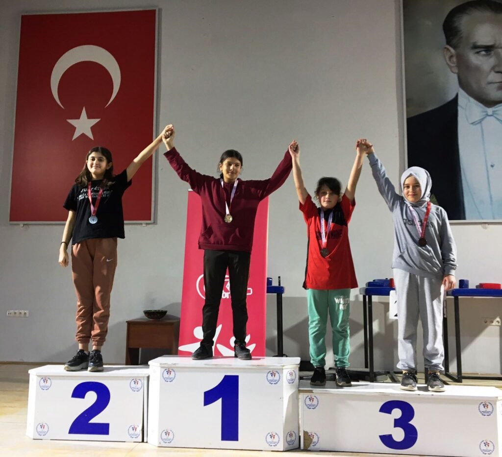 Köprüören Tek Termi̇k Ortaokulu Öğrenci̇leri̇ni̇n Bi̇lek Güreşi̇ Başarısı