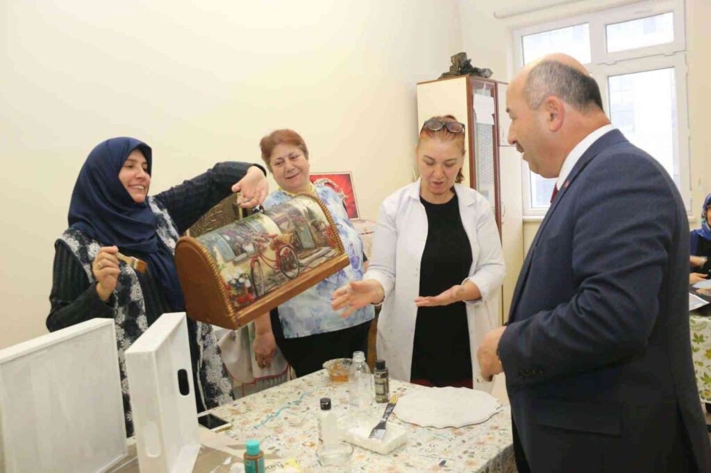 Kütahyada Açılan 4 Bi̇n 412 Kurstan 128 Bi̇n 484 Kursi̇yer Faydalandı