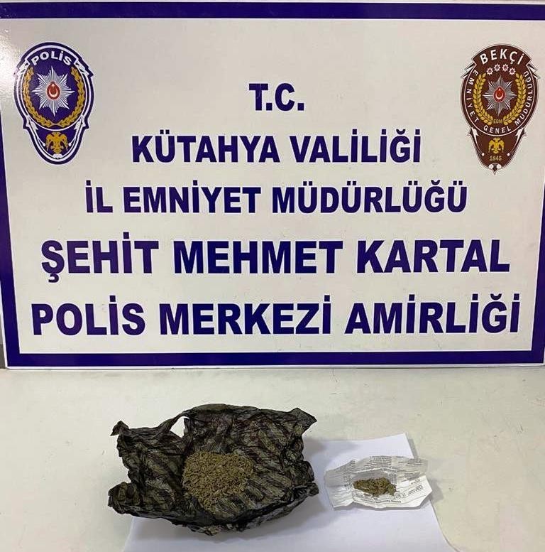 Kütahyada Bi̇r Şahsın Üzeri̇nde Uyuşturucu Ele Geçi̇rdi̇