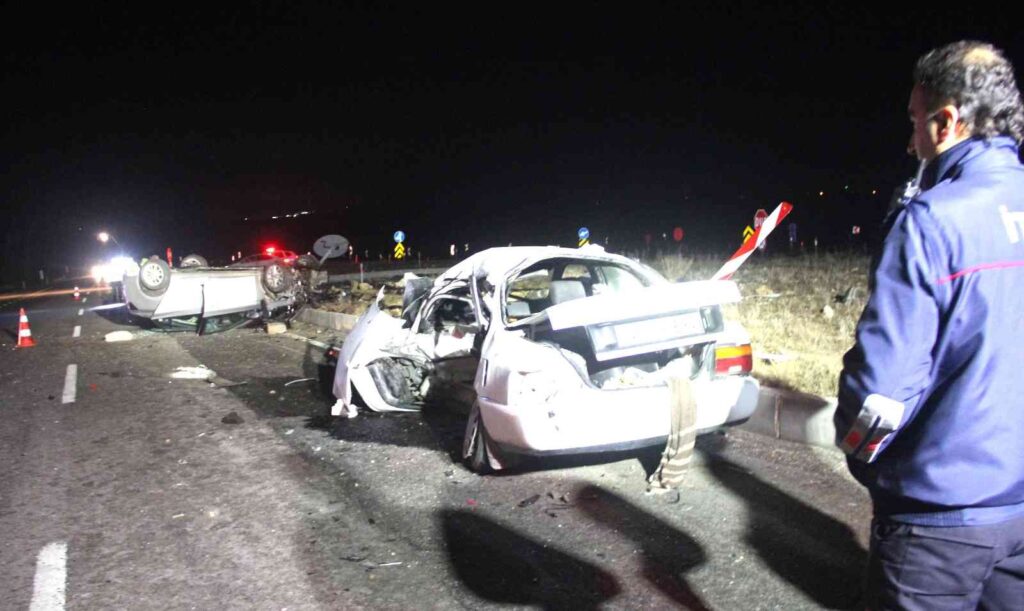 Kütahyada İki̇ Otomobi̇l Çarpıştı: 1 Ölü, 2 Yaralı