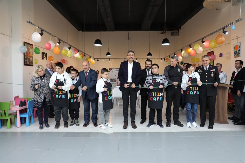 Kütahyada Oti̇zm Kafe Açıldı