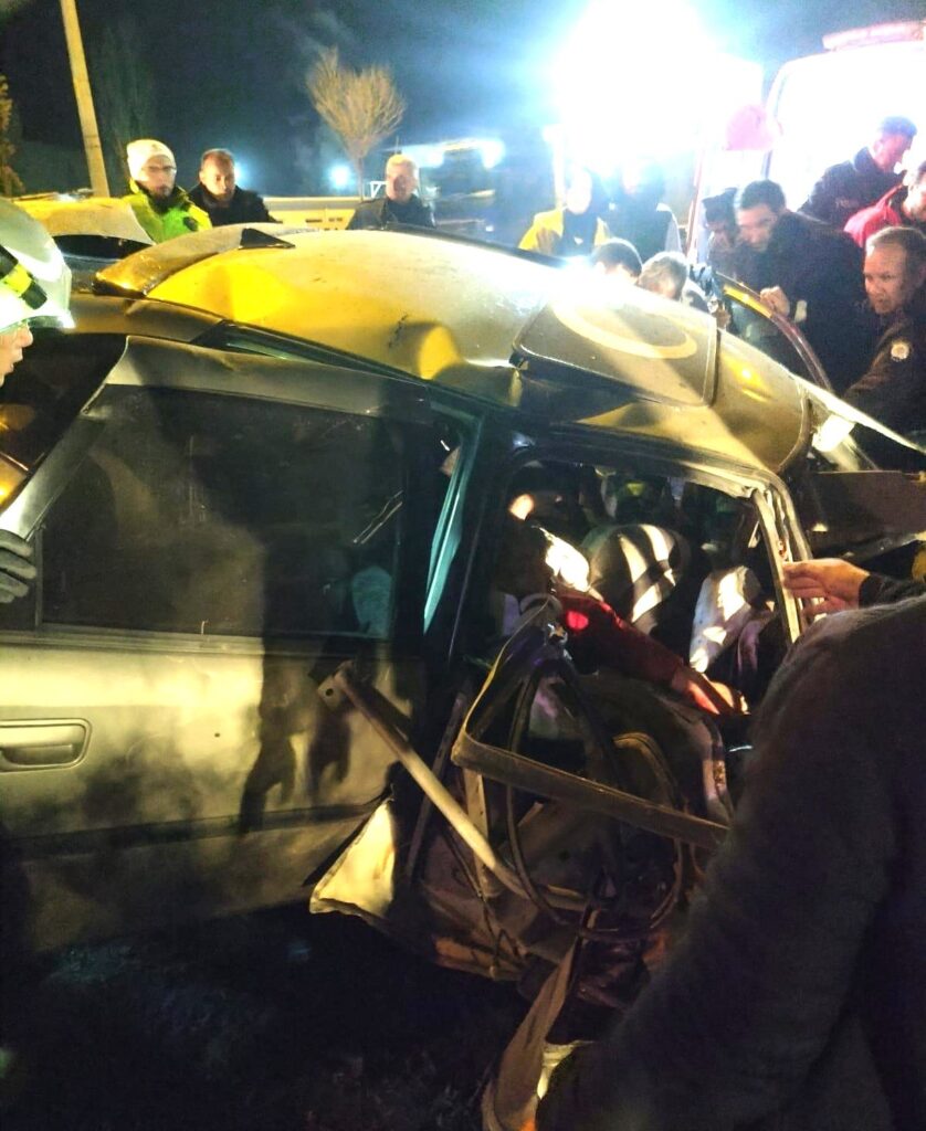 Kütahyada Otomobi̇l Şarampole Devri̇ldi̇: 2 Yaralı