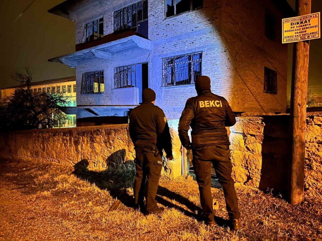 Mahalle Ve Çarşı Bekçi̇leri̇ Geceleri̇n Huzurunu Sağlıyor