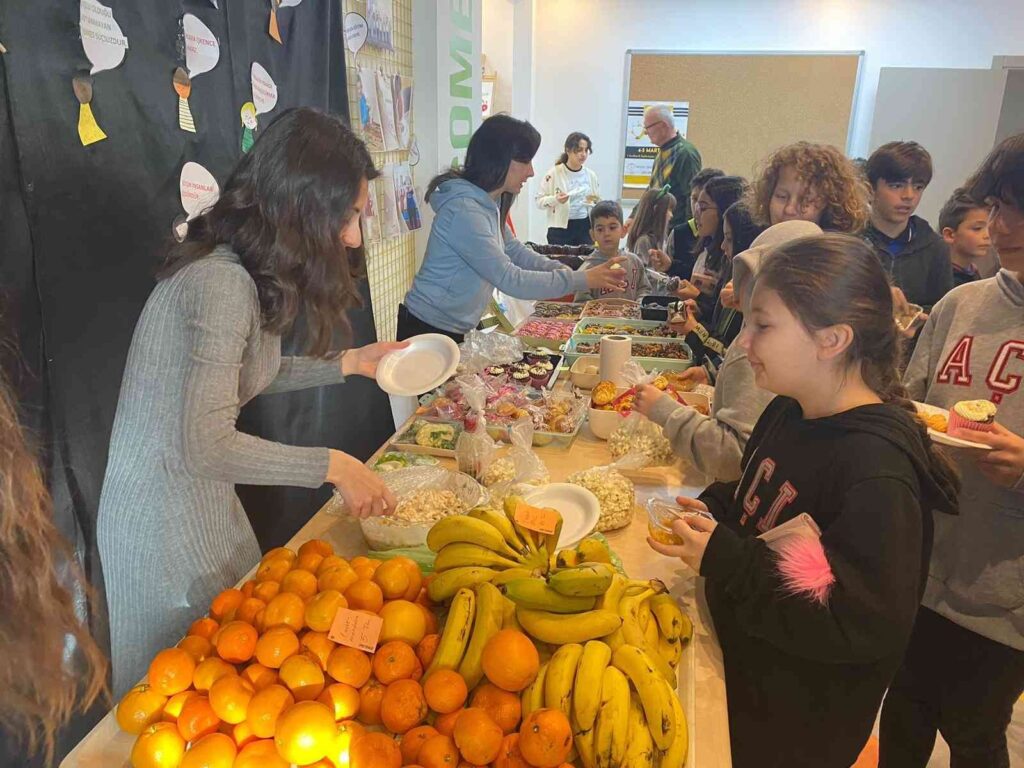 Mi̇ni̇klerden Topladıkları Paraları Sokak Hayvanları İçi̇n Kullanıcak