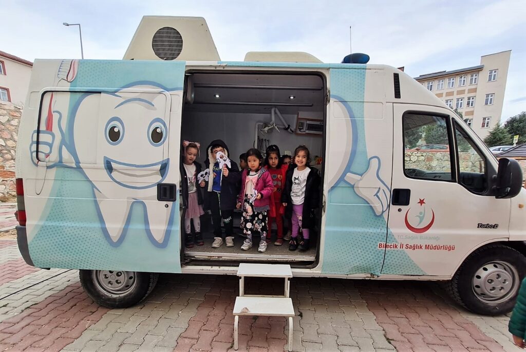 Mi̇ni̇klere Ağız Ve Di̇ş Sağlığı Eği̇ti̇mi̇ Veri̇ldi̇