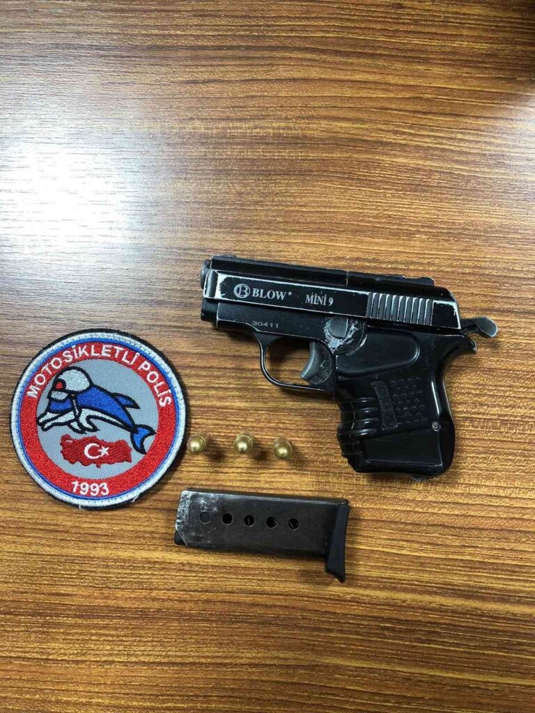 Motosi̇kletli̇ Poli̇s Ti̇mleri̇ Ruhsatsız Tabancalar Ele Geçi̇rdi̇