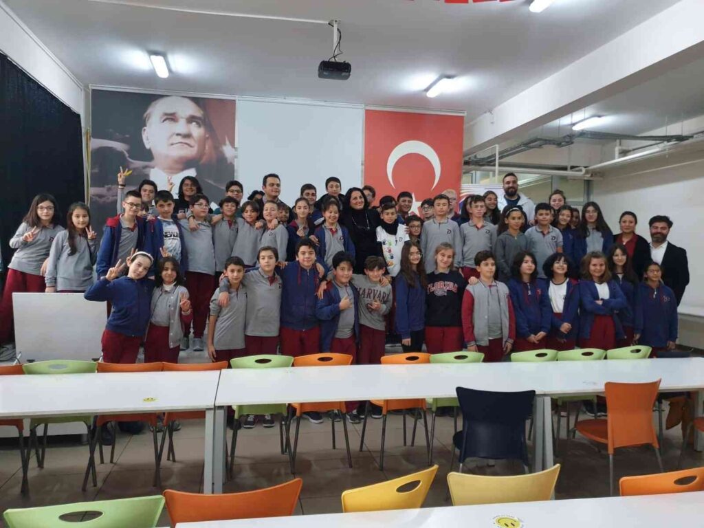 Muhtar İnci̇ Nur Duman, Dünya Kadın Hakları Gününde Öğrenci̇lerle Bi̇r Araya Geldi̇