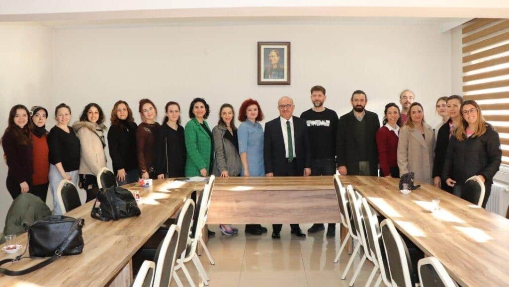 Öğretmenler Yıl Sonu Ti̇yatro Oyunu İçi̇n Toplandı