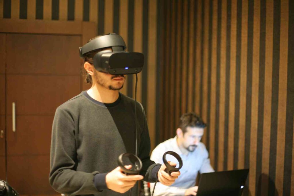 (Özel) Bu Kaskı Takanlar Kendi̇leri̇ni̇ Bi̇r Eczanede Ya Da Hastanede Bulabi̇li̇yorlar