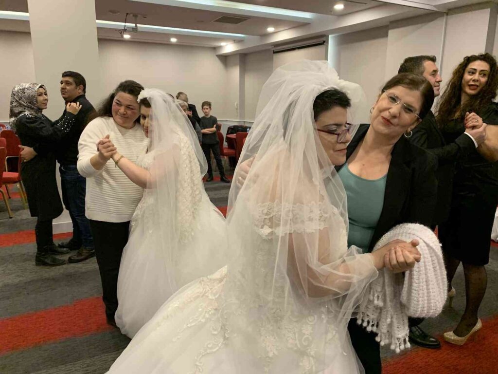 (Özel) Damla Ve Selda Kardeşleri̇ni̇n Beyaz Geli̇nli̇k Hayalleri̇ Gerçek Oldu