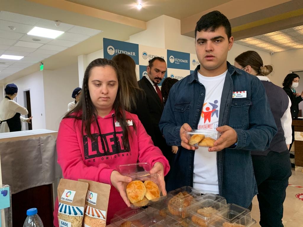 (Özel) Engelli̇ler Gününde Özel Sergi̇