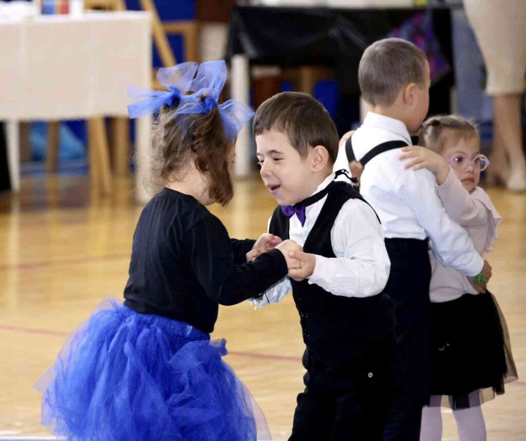 Özel Gereksi̇ni̇mli̇ Mi̇ni̇k Öğreci̇ler Ayakta Alkışlandı