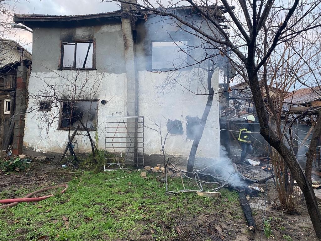 (Özel) İki̇ Katlı Ahşap Evde Çıkan Yangında 94 Yaşındaki̇ Yaşlı Adam Hayatını Kaybetti̇