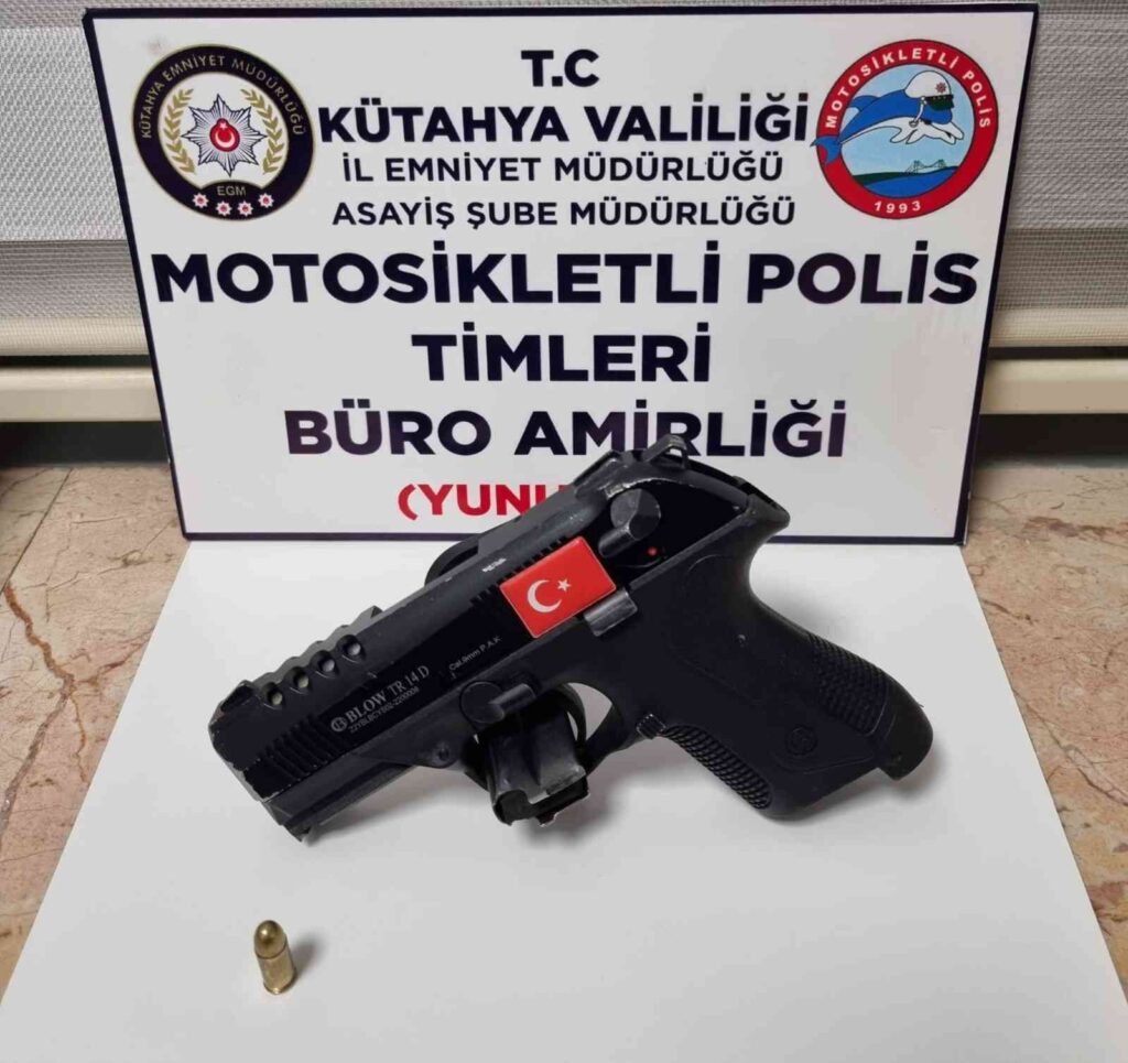 Poli̇s, Kaçan 3 Ki̇şi̇ni̇n Yere Attıkları Ruhsatsız Tabanca Ele Geçi̇rdi̇