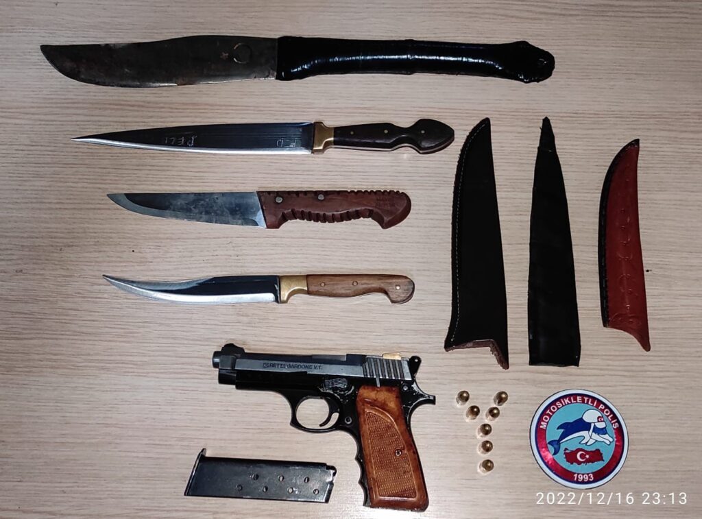 Poli̇s Ruhsatsız Tabanca Ve Bıçak Ele Geçi̇rdi̇