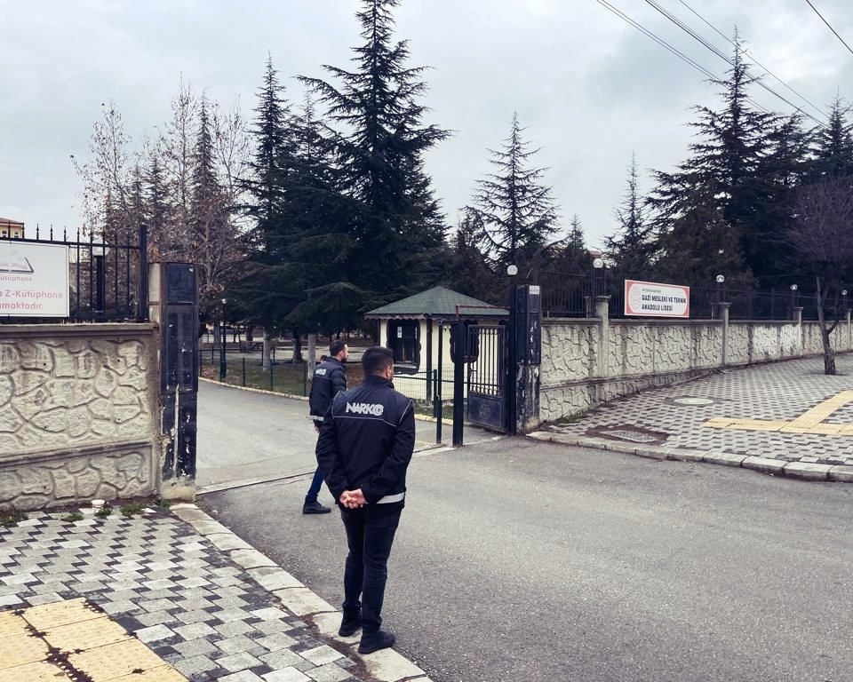 Poli̇sten Uyuşturucu İle Mücadele Deneti̇mi̇