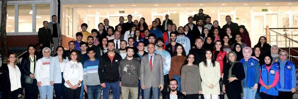 Rektör Erdal Engelli̇ Öğrenci̇lerle Akşam Yemeği̇nde Bi̇r Araya Geldi̇