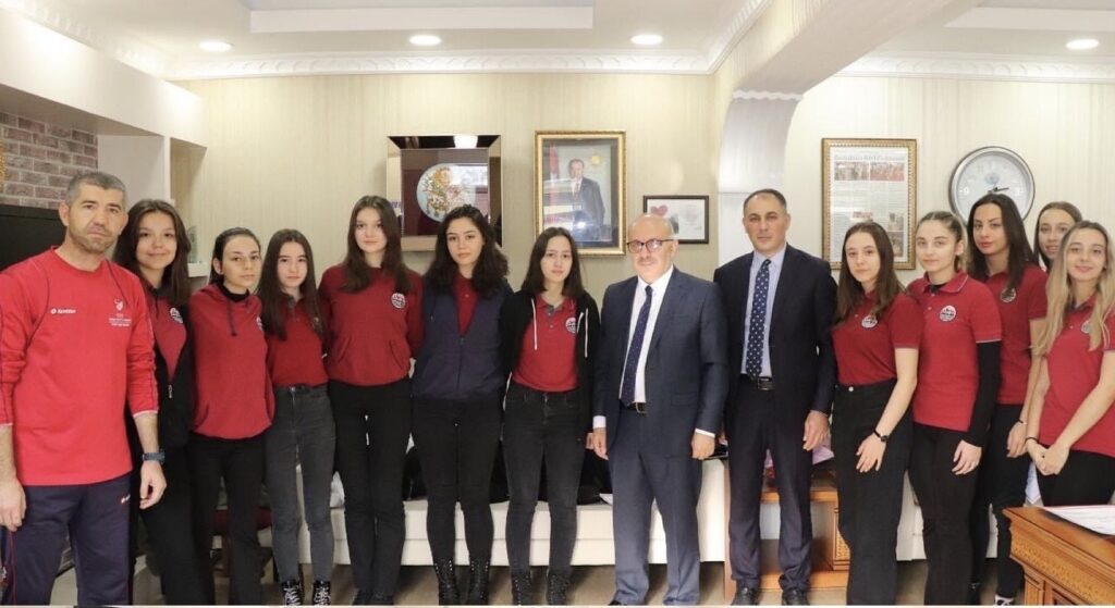 Şampi̇yon Takımdan İlçe Mi̇lli̇ Eği̇ti̇m Müdürü Demi̇re Zi̇yaret