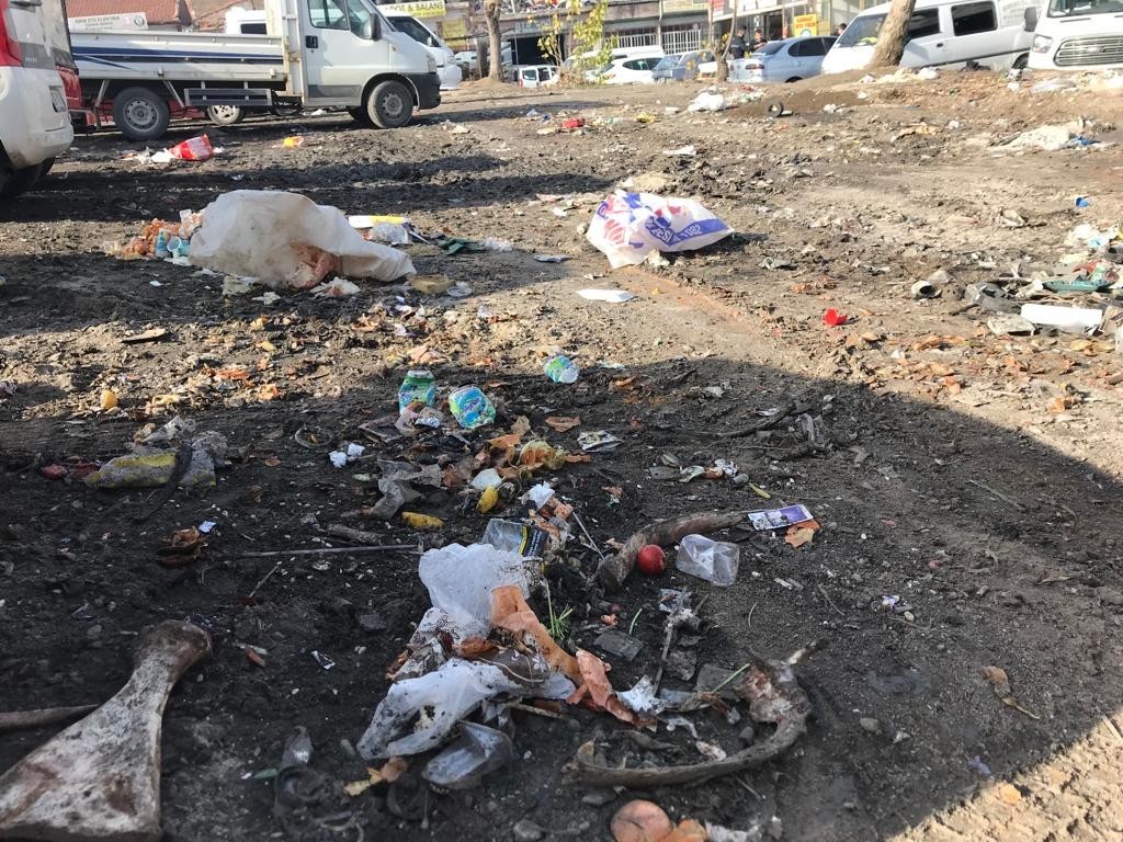 Sanayi̇ Esnafı Atılan Çöplere Çare Bekli̇yor