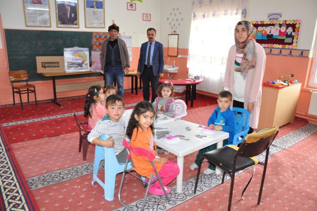 Sandıklıda Köy Yaşam Merkezi̇leri̇ Eği̇ti̇me Başladı