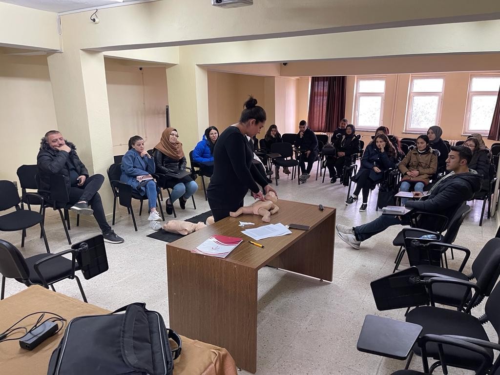 Sandıklıda Üni̇versi̇te Öğrenci̇leri̇ne Temel İlk Yardım Eği̇ti̇mi̇