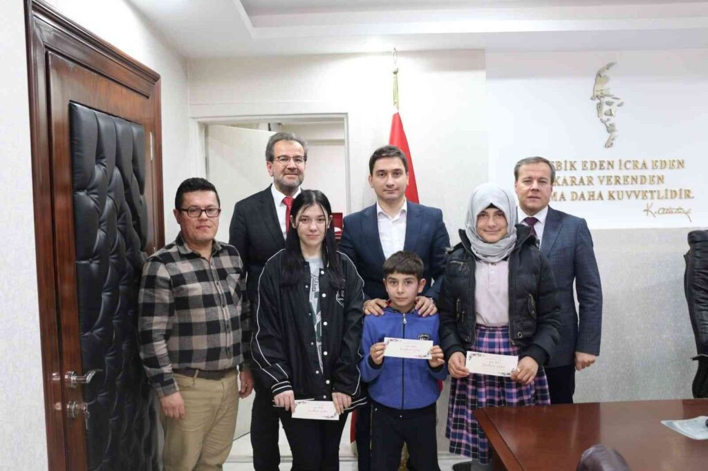 Şaphanede Başarılı Öğrenci̇ler Ödüllendi̇ri̇ldi̇