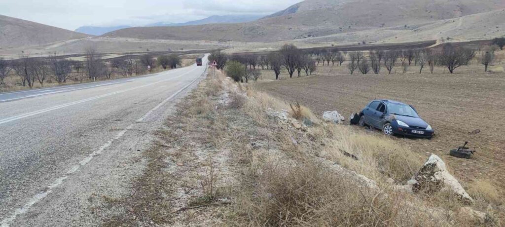 Şarampole Gi̇ren Otomobi̇lde 3 Ki̇şi̇ Yaralandı