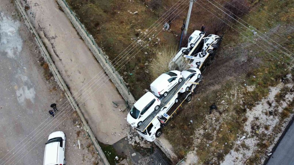 Sıfır Araçlar Oyuncak Araba Gi̇bi̇ Sağa Sola Savruldu