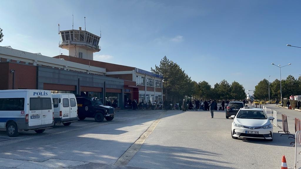 Si̇s Yüzünden Yolcu Uçağı Eski̇şehi̇re İnemedi̇