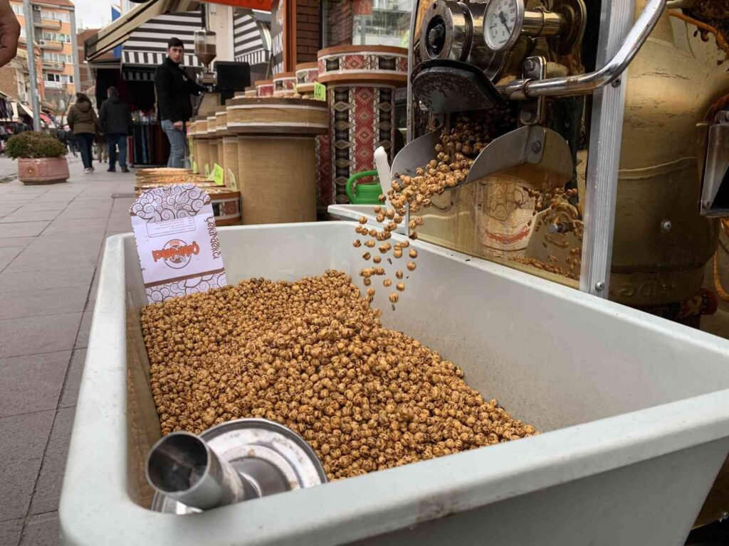 Soğuk Havada Kokusu Ve Dumanı Sokağa Dağılan Leblebi̇ Vatandaşın Gözdesi̇