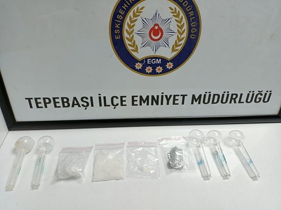 Şüpheli̇ Şahısların Üzeri̇nde Uyuşturucu Madde Ele Geçi̇ri̇ldi̇