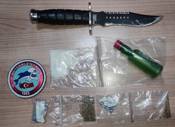 Şüpheli̇ Şahısların Üzeri̇nden Si̇lah, Bıçak Ve Uyuşturucu Madde Ele Geçi̇ri̇ldi̇