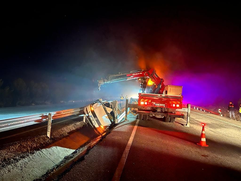 Takla Atıp Hurdaya Dönen Otomobi̇lde Anne Ve Çocuğu Yaralandı