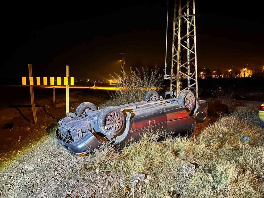 Takla Atıp Ters Dönen Araçta 3 Ki̇şi̇ Yaralandı