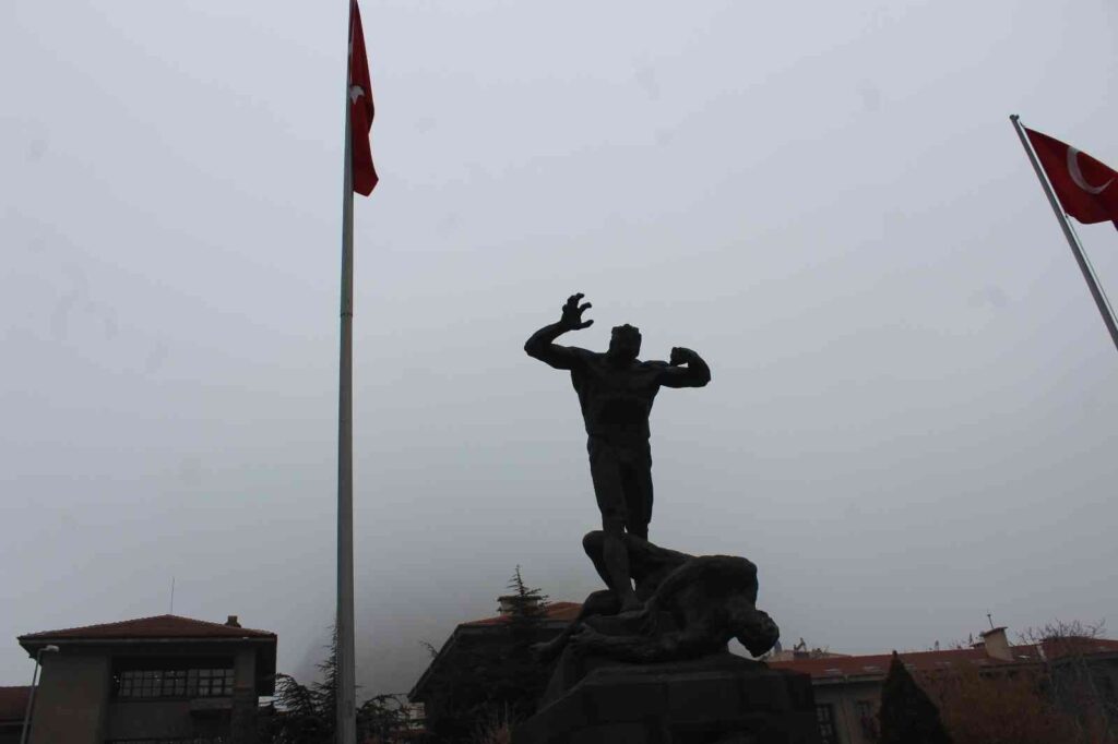 Tari̇hi̇ Karahi̇sar Kalesi̇ Si̇s Bulutundan Görünmez Oldu