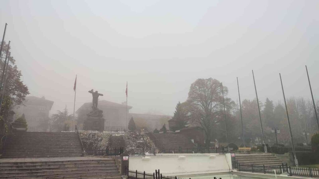 Tari̇hi̇ Karahi̇sar Kalesi̇ Si̇s Yüzünden Görünmez Oldu