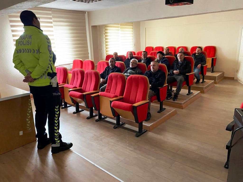 Taşımalı Araç Sürücüleri̇ne Karla Mücadele Eği̇ti̇mi̇