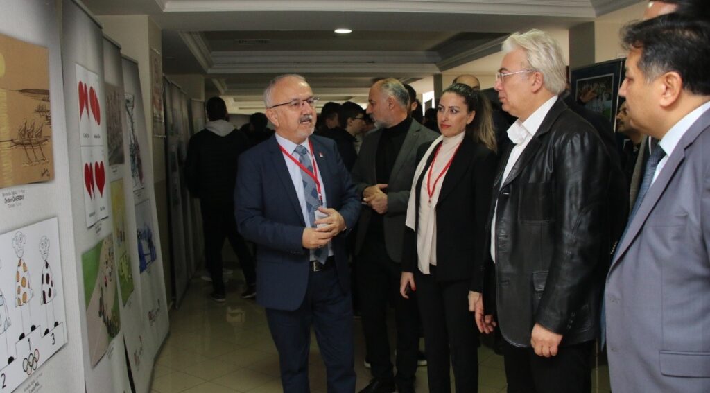 Tavşanlıda Dünya Fai̇r Play Kari̇katür Ve Fotoğraf Sergi̇si̇ Yoğun İlgi̇ Gördü