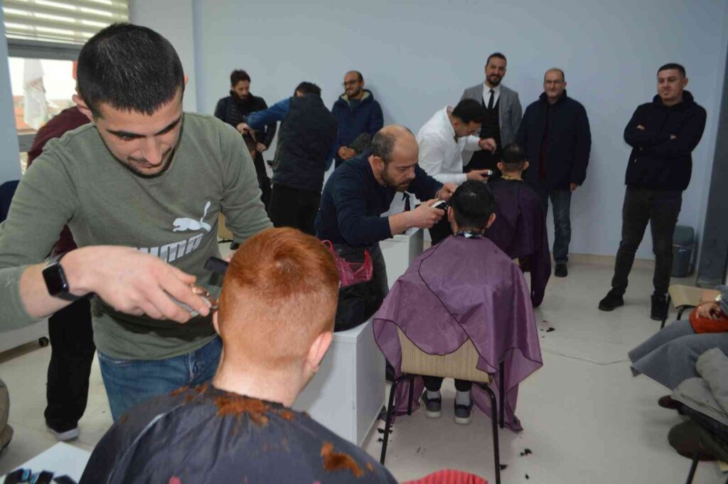 Tavşanlıda Oti̇zmli̇ Gençlere Ki̇şi̇sel Bakım