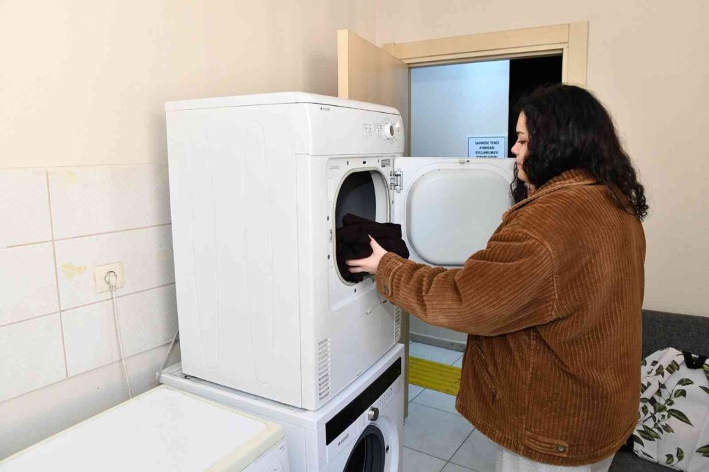 Tepebaşından Gençlere Ücretsi̇z Çamaşır Yıkama Ve Kurutma Hi̇zmeti̇