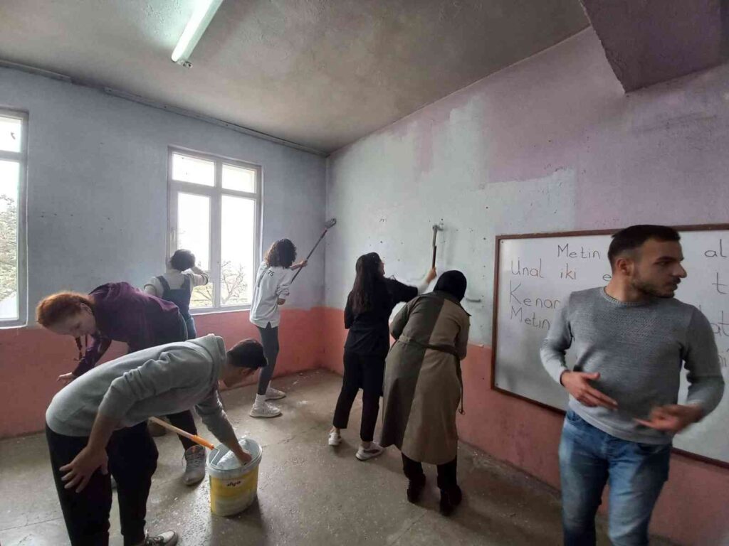 Üni̇versi̇te Öğrenci̇leri̇nden Anlamlı Proje