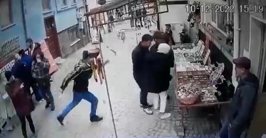 Üni̇versi̇te Öğrenci̇si̇ne Bıçakla Saldıran Şüpheli̇, Psi̇ki̇yatri̇ Servi̇si̇ne Yatırıldı