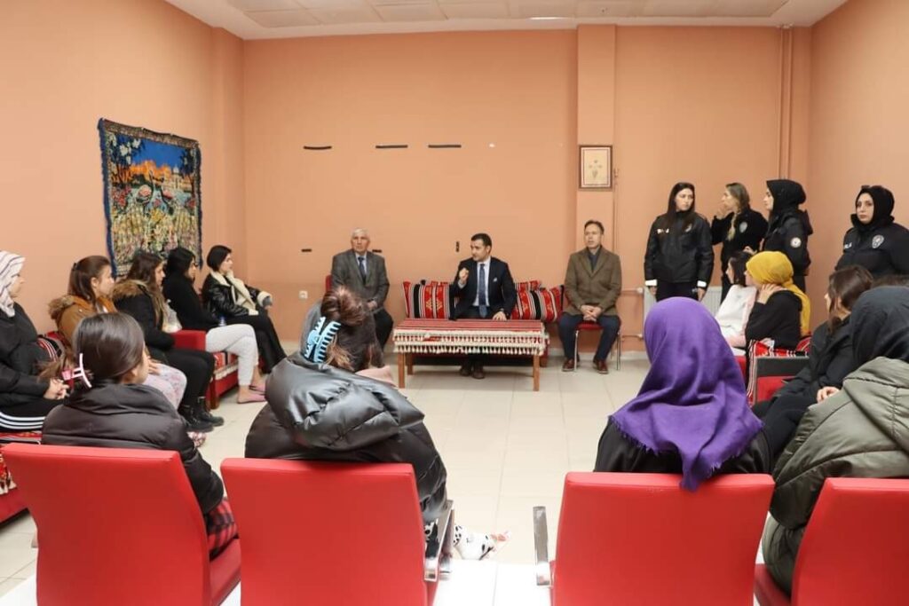 Üni̇versi̇teli̇ Öğrenci̇lere Kades Anlatıldı