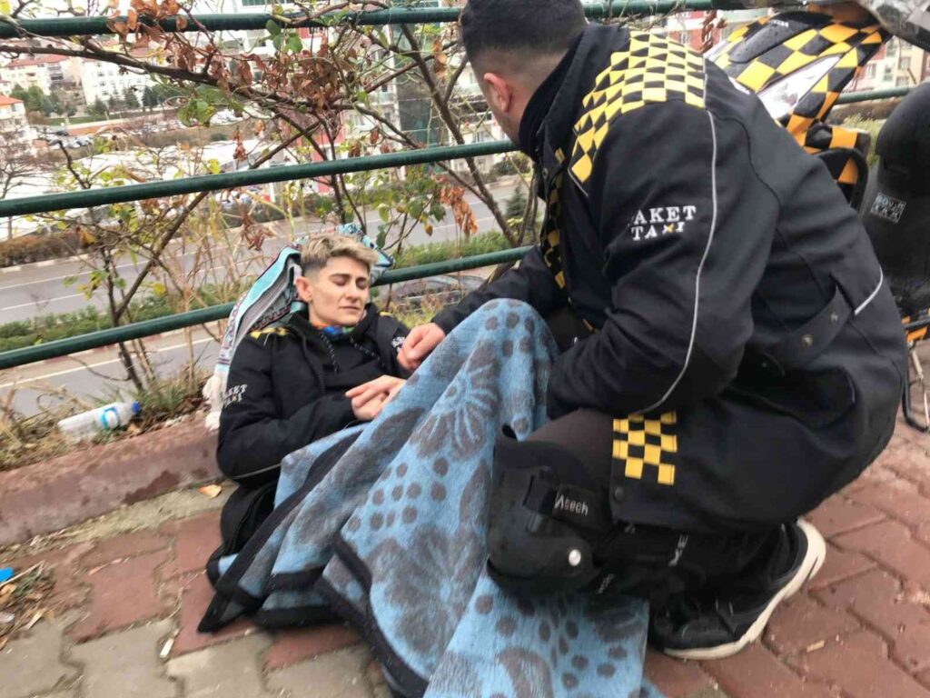 Üşümesi̇n Di̇ye Yaralanan Sürücünün Üzeri̇ne Battani̇ye İle Örttüler