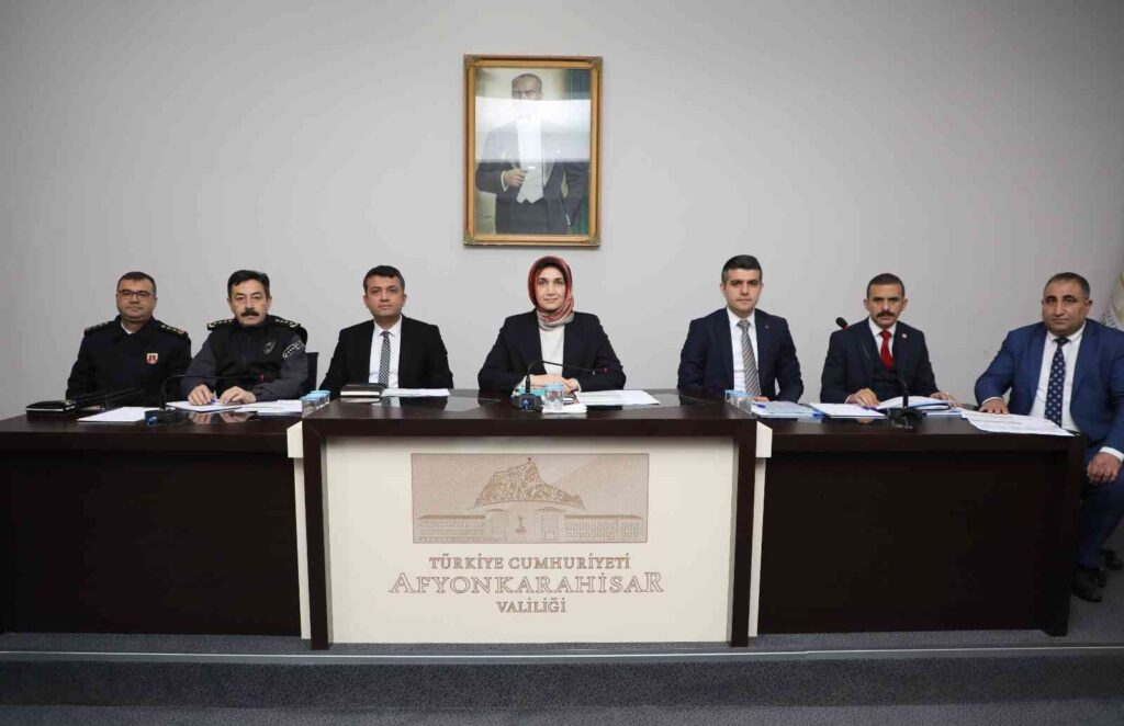 Vali̇ Yi̇ği̇tbaşı İlçelerde Muhtarları Di̇nledi̇