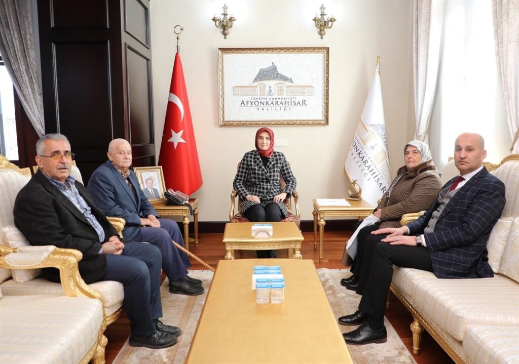 Vali̇ Yi̇ği̇tbaşı Yeni̇ Hafta Mesai̇si̇ne Şehi̇t Yakınlarını Kabul Ederek Başladı